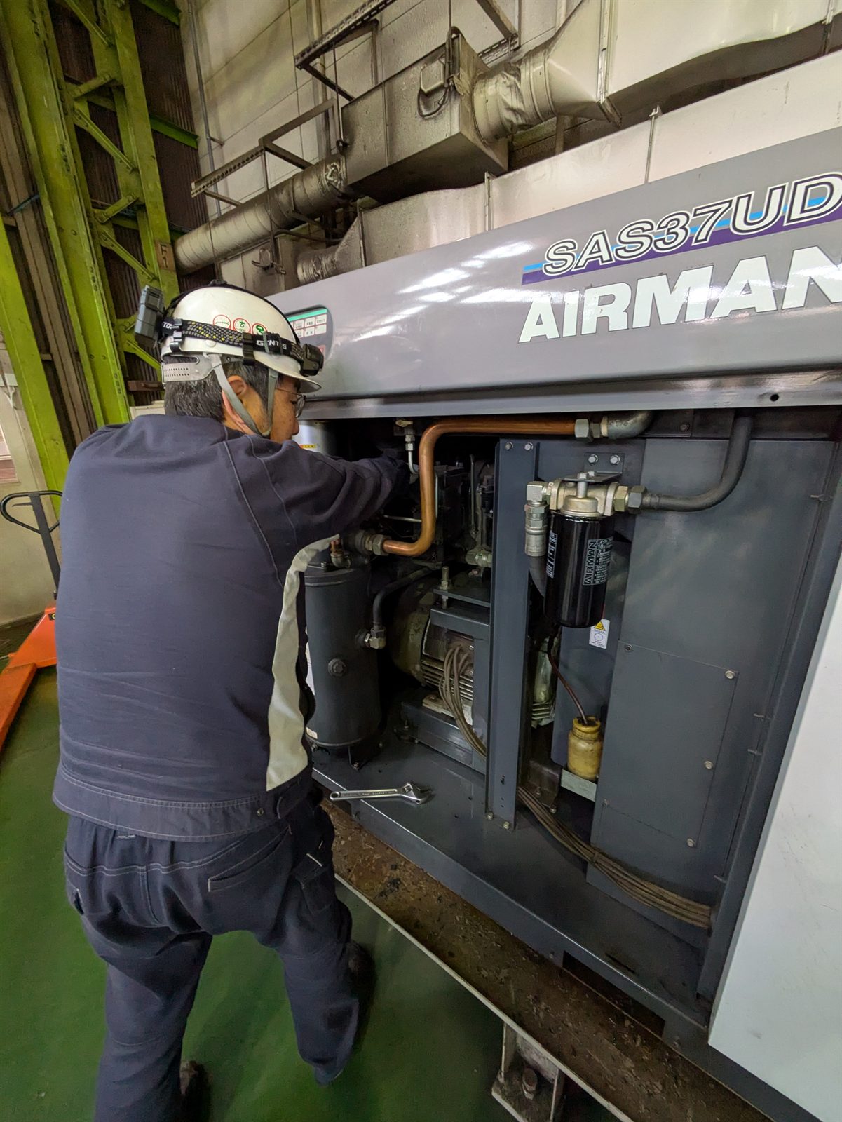 北越工業AIRMAN SAS37UDの点検作業中の様子（渡辺鉄工）